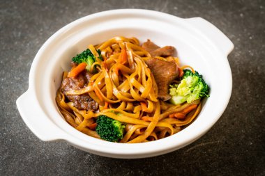 domuz ve sebze ile kızarmış erişte