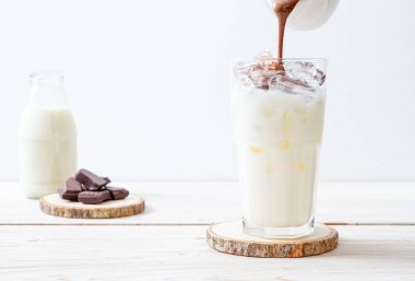 Buzlu çikolata milkshake içecek