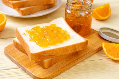 Portakal reçelli ekmek dilimleri 