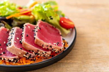 Taze orkinos sebze salata ile ham