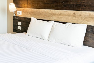 Beyaz rahat yastıklar 