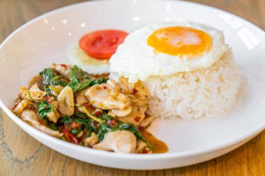 Fesleğen kızarmış tavuk ve pilav ile kızarmış yumurta