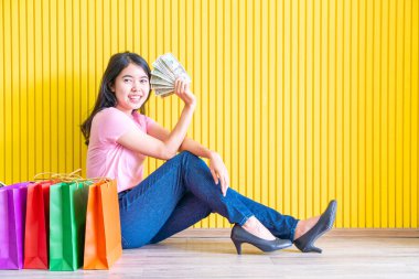 Asyalı kadın holding alışveriş torbaları