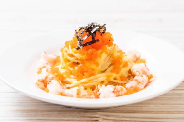 karidesler ve karides yumurtası ile spagetti kremsi