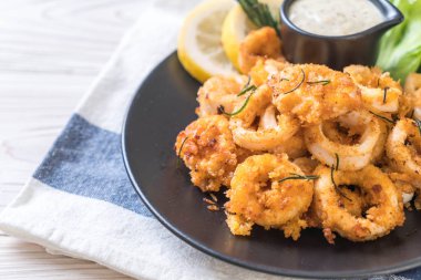 Kızarmış squids ve soslu ahtapot (kalamar)