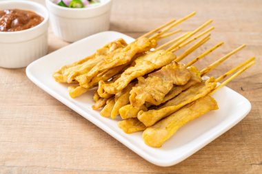 Domuz Satay-ızgara domuz fıstığı sosu veya tatlı ile servis ve 