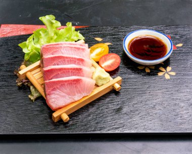 Soya soslu taze Hamaji Çiğ Sashimi