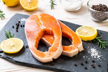 taze çiğ somon fileto biftek