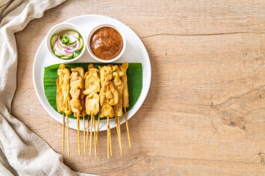 Domuz Satay-ızgara domuz fıstığı sosu veya tatlı ile servis ve 