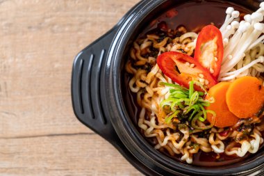 siyah kase Kore anlık erişte