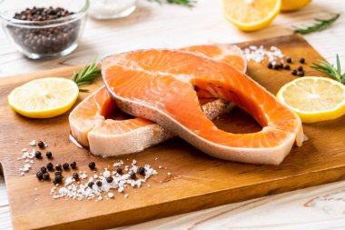 taze çiğ somon fileto biftek