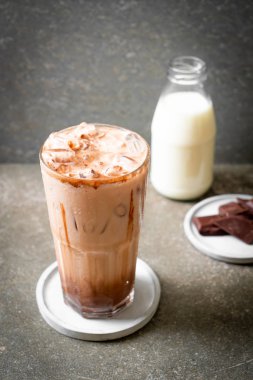 Buzlu çikolata milkshake içecek