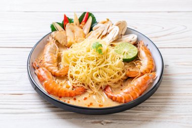 Baharatlı karides spagetti makarna (Tom Yum Goong)