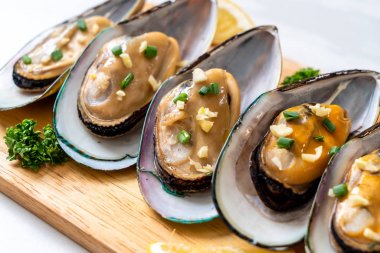 Midye limon ve sarımsak ile