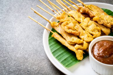 Domuz Satay-ızgara domuz fıstığı sosu veya tatlı ile servis ve 