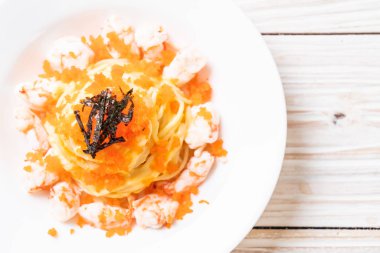 karidesler ve karides yumurtası ile spagetti kremsi