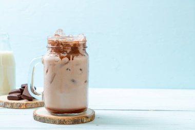 Buzlu çikolata milkshake içecek