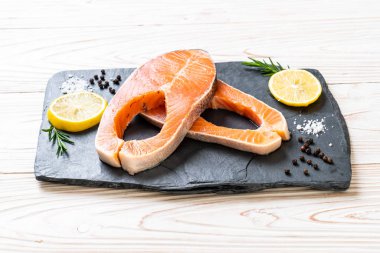 taze çiğ somon fileto biftek