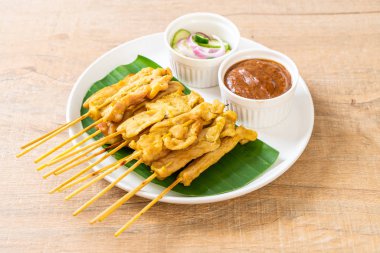 Domuz Satay-ızgara domuz fıstığı sosu veya tatlı ile servis ve 