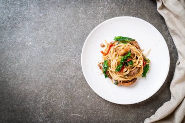 tavuk ve fesleğen ile karıştırın-kızarmış spagetti