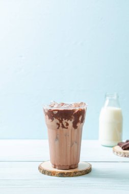 Buzlu çikolata milkshake içecek