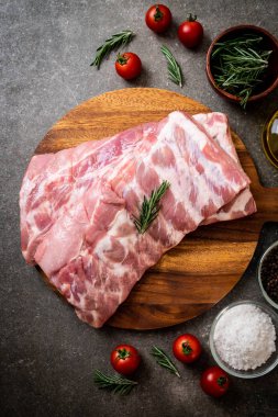 Taze çiğ domuz kaburgası. 