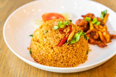 Karides ile Tom Yum Kızarmış Pilav