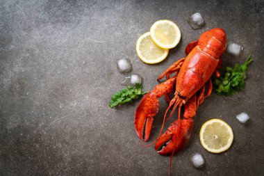 buz ve limon ile kırmızı ıstakoz