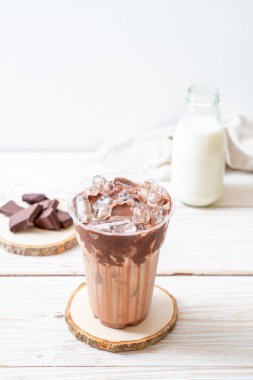 Buzlu çikolata milkshake içecek