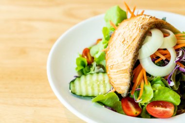 Kızarmış somon salata