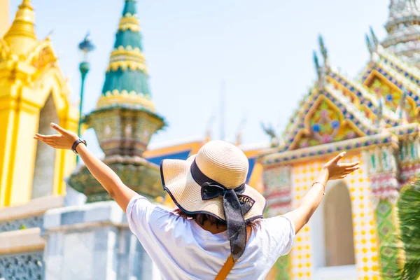 タイの寺で幸せなアジア女性旅行 — ストック写真