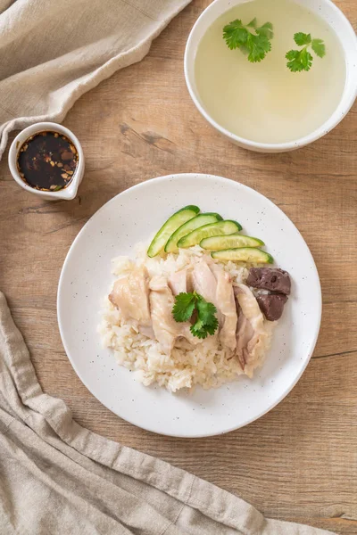 Hainanese 닭 밥 또는 찐된 닭고기 밥 — 스톡 사진