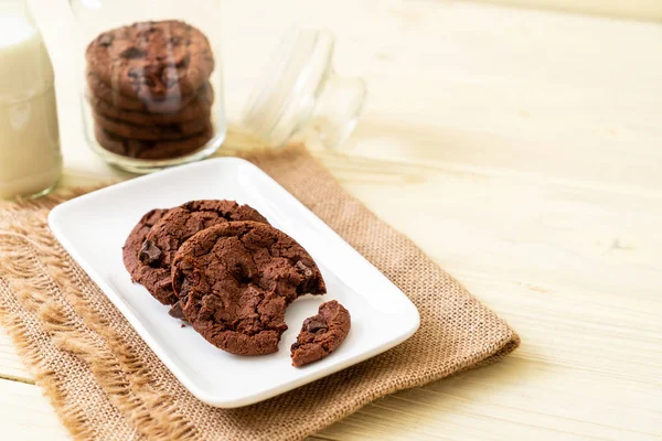 Schokoladenkekse mit Schokoladenchips — Stockfoto