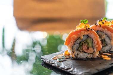 somon suşi rulo kaz ciğeri ile