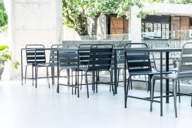 Açık veranda sandalye ve masa