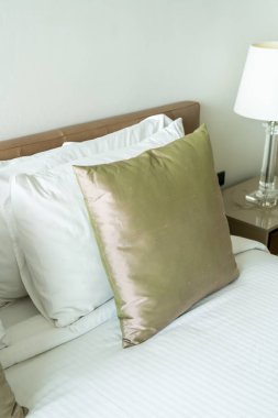 Yatak odasının iç tarafında yastık ve yatak dekorasyonu.