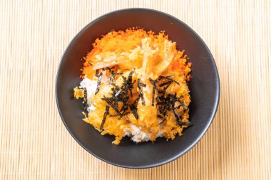 karides tempura pirinç kase karides yumurta ve deniz yosunu ile