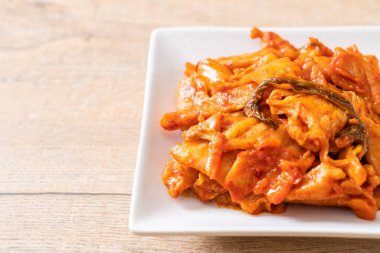kimchi ile tavada kızartılmış domuz eti