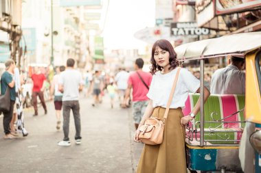 Mutlu ve güzel Asyalı kadın Khao Sarn Road, Tha seyahat