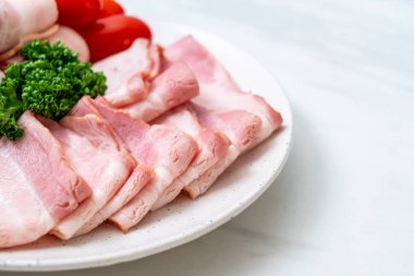 Çiğ domuz pastırma dilimlenmiş