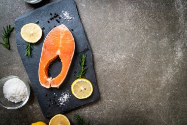 taze çiğ somon fileto biftek