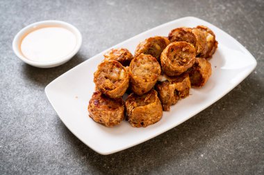 Derin kızarmış Yengeç rulo