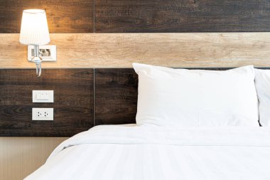 Beyaz rahat yastıklar 