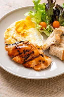 kızarmış yumurta ve salata ile somon teriyaki biftek