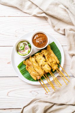 Domuz Satay-ızgara domuz fıstığı sosu veya tatlı ile servis ve 