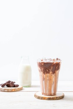 Buzlu çikolata milkshake içecek