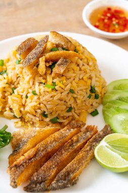 Gevrek gurami balığı kızarmış pilav