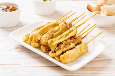 Domuz Satay-ızgara domuz fıstığı sosu veya tatlı ile servis ve 