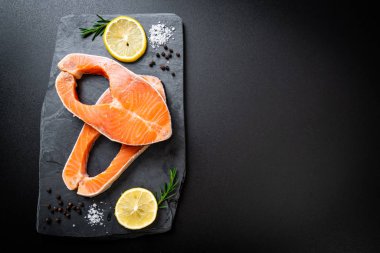 taze çiğ somon fileto biftek