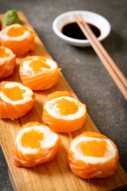 mayonez ve karides yumurta ile taze somon suşi rulo